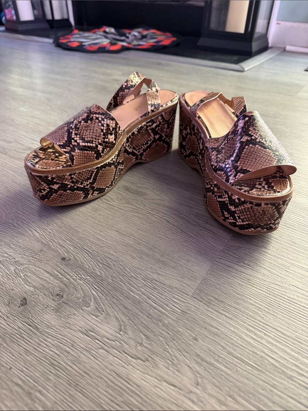 Shoe Dazzle Emilija Snake-Print Platform ankle strap wedges Sz 9 EUC worn once